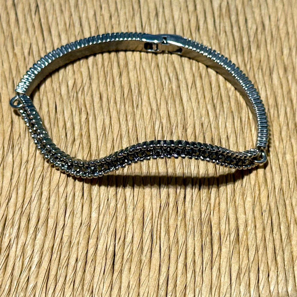 Cool wave pattern delicate costume jewelry bracelet